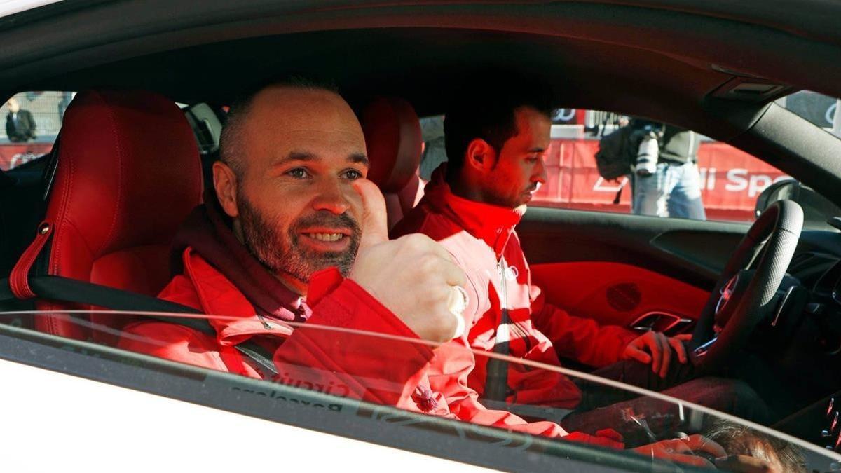 Iniesta ay Busquets, a bordo de un coche antes de empezar la práctica en Montmeló.