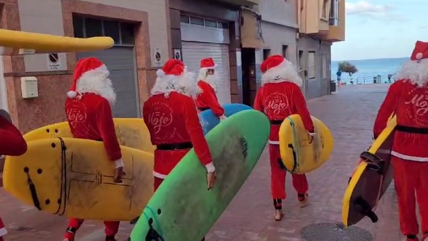 Papá Noel surfea en Las Canteras