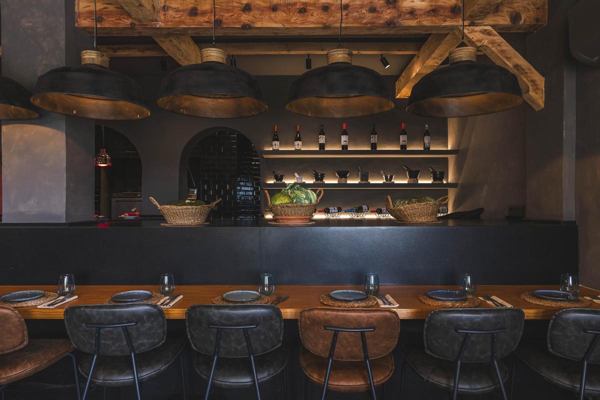 El restaurante destaca por sus espacios cálidos y elegantes