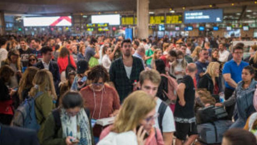 Pasajeros en el Tenerife Norte en los días posteriores a la declaración de los primeros casos de coronavirus en Canarias.