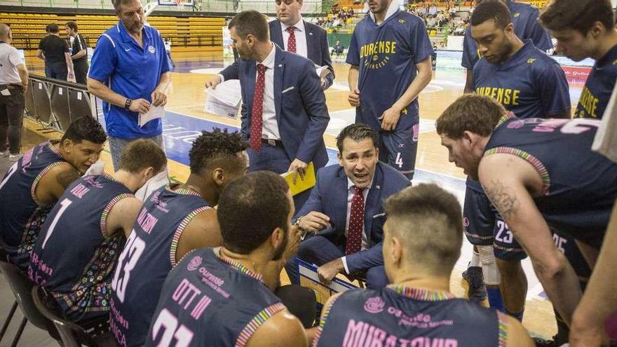 Gonzalo García, reunido con sus jugadores durante un tiempo muerto en el partido contra el Palencia. // Carlos Peteiro