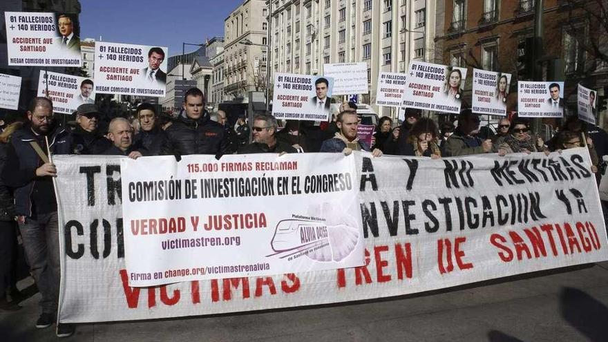 Imagen de archivo de víctimas y familiares del accidente de Angrois frente al Congreso de los Diputados.