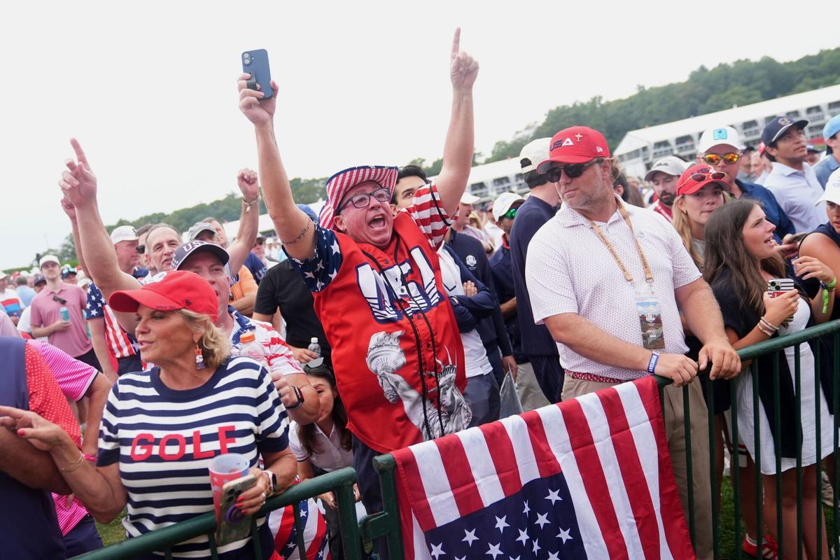 United States' fans cheer during the opening ceremonies for the Ryder Cup golf tournament, Wednesday, Sept. 24, 2025, on the Bethpage Black golf course, in Farmingdale, N.Y. (AP Photo/Lindsey Wasson). EDITORIAL USE ONLY/ONLY ITALY AND SPAIN