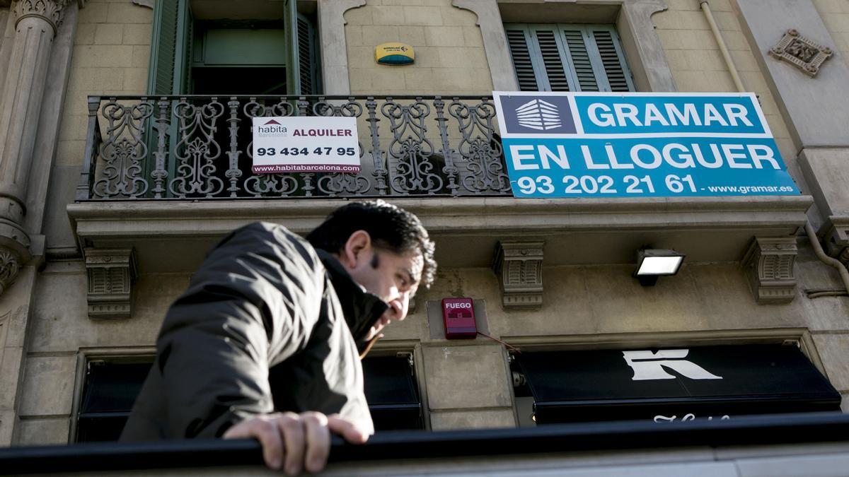 Dos anuncios de alquiler, uno en castellano y otro en catalán, en el distrito del Eixample, en Barcelona.