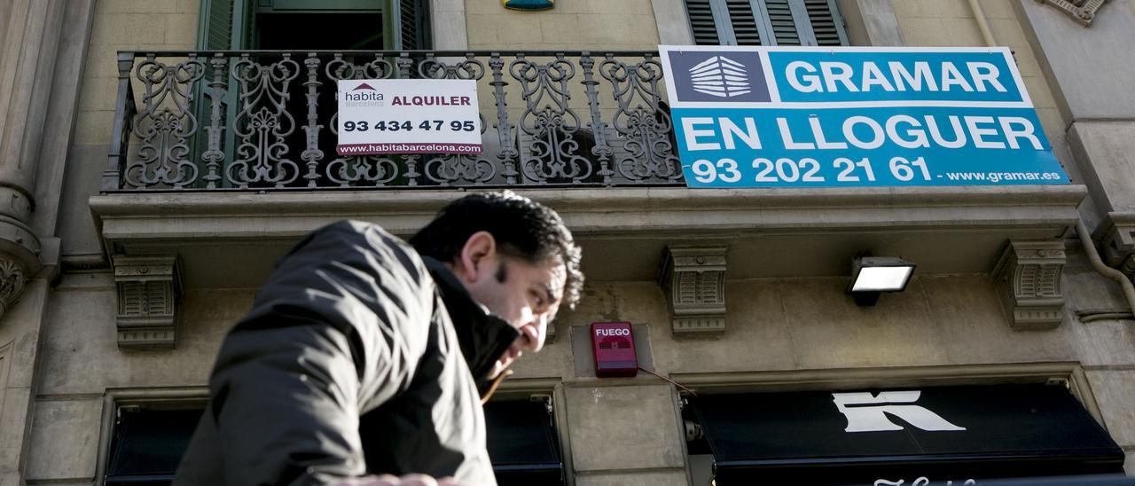 Dos anuncios de alquiler en un balcón del Eixample.