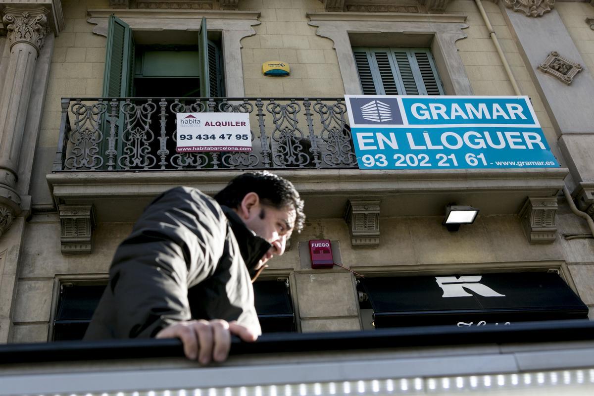 Dos anuncios de alquiler, uno en castellano y otro en catalán, en el distrito del Eixample, en Barcelona.