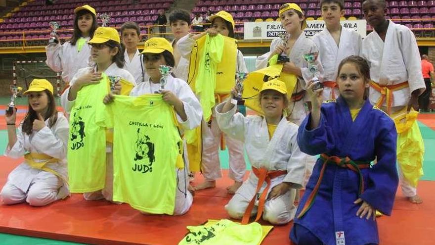 Los competidores zamoranos, con sus trofeos.