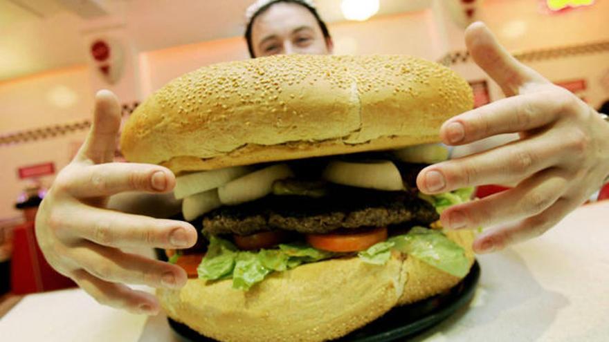 La comida precocinada o rica en calorías y grasas es habitual, también en la dieta en Europa.