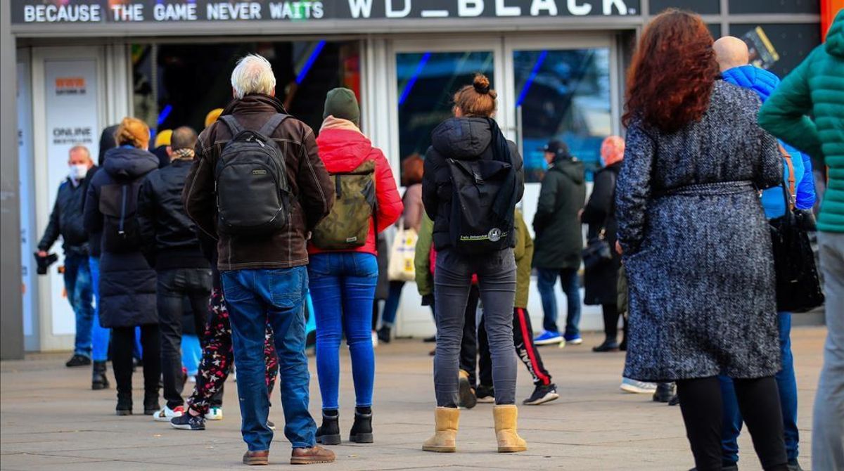 People queue to enter a store  amid the coronavirus disease (COVID-19) pandemic in Berlin  Germany  December 14  2020  REUTERS Hannibal Hanschke