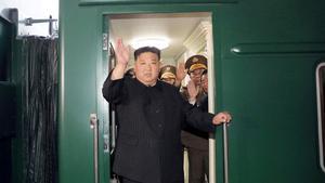 Kim Jong Un se despide en la puerta de su tren privado en Pyongyang, a punto de emprender viaje hacia Rusia, el 10 de septiembre del 2023.