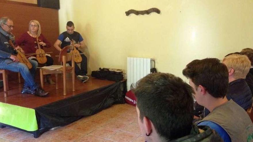 El encuentro de bandurrieros en Caleao.