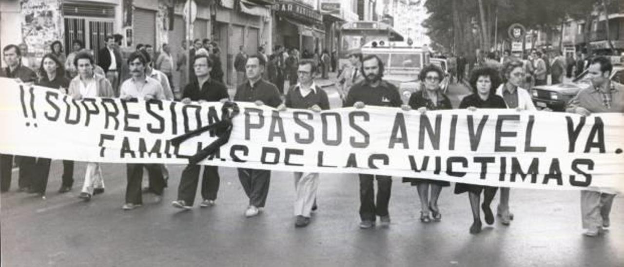 el atroz accidente sigue vivo en el recuerdo.Cabina del tren, tal y como quedó tras el accidente, una vez paró a muchos metros de distancia. f luis vidal Manifestación que se convocó el 8 de octubre desde los diversos pueblos y que confluyó en Xirivella. f Luis vidal