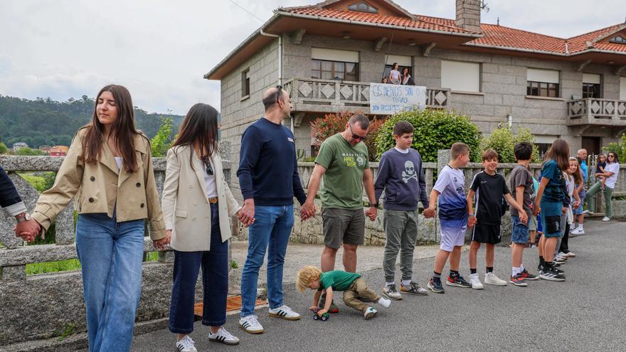 Cadena humana en el CEIP San Clemente de Caldas: «La sensación de apoyo es total»