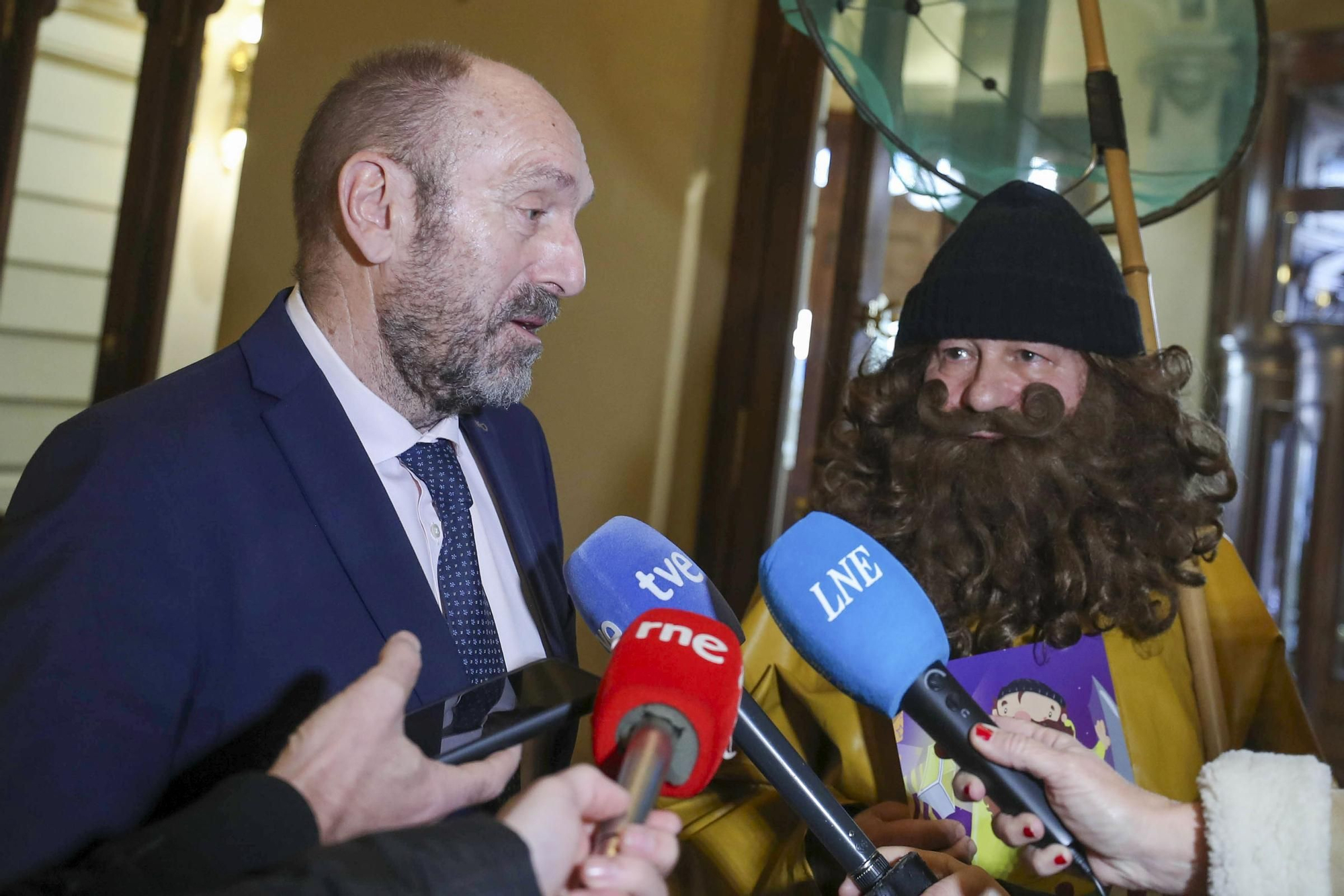 La visita del Anguleru a la Junta General y la petición del presidente: unos Presupuestos