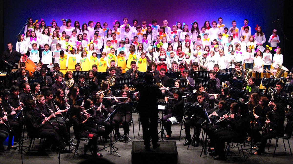 Concierto de la banda juvenil Sociedad Musical Primitiva Setabense con el coro de la escuela de música.