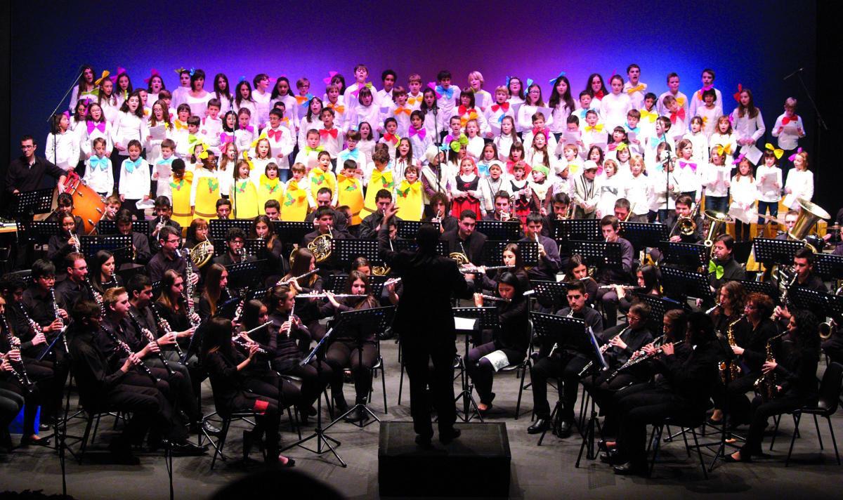 Concierto de la banda juvenil Sociedad Musical Primitiva Setabense con el coro de la escuela de música.