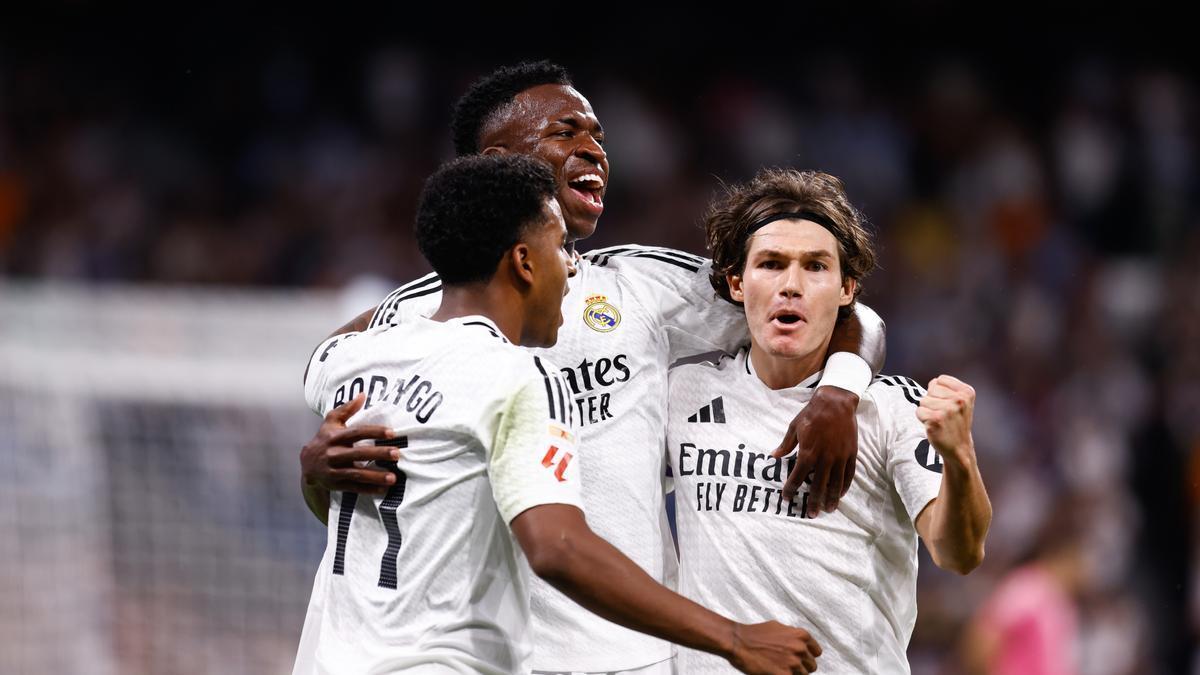 Vinicius se abraza con Rodrygo y Fran García tras un gol en el Real Madrid - Espanyol.