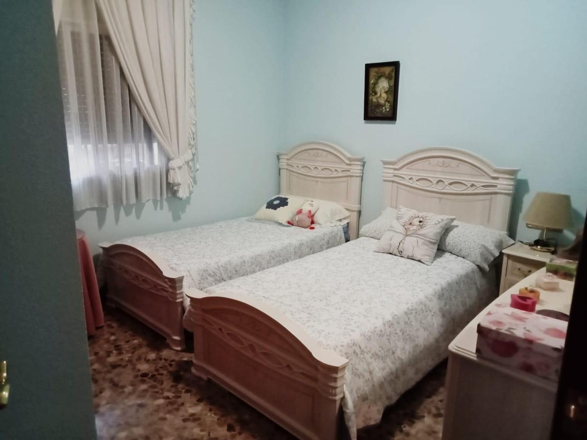 Una de las habitaciones de la vivienda.