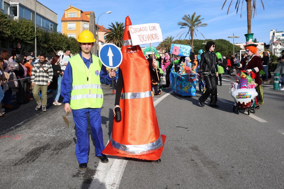 Sanxenxo se llenó de color y diversión con el tradicional desfile de carnaval de adultos y niños