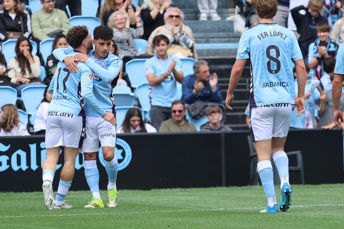 El delantero del Celta de Vigo Hugo Álvarez (2i) celebra con su compañero Javi Rueda (i) tras marcarle el 1-0 al Elche durante el partido de LaLiga disputado este domingo en el Estadio Abanca-Balaídos de Vigo. EFE/ Salvador Sas. (Celta) (Elche) Sustituye texto y agrega fotos