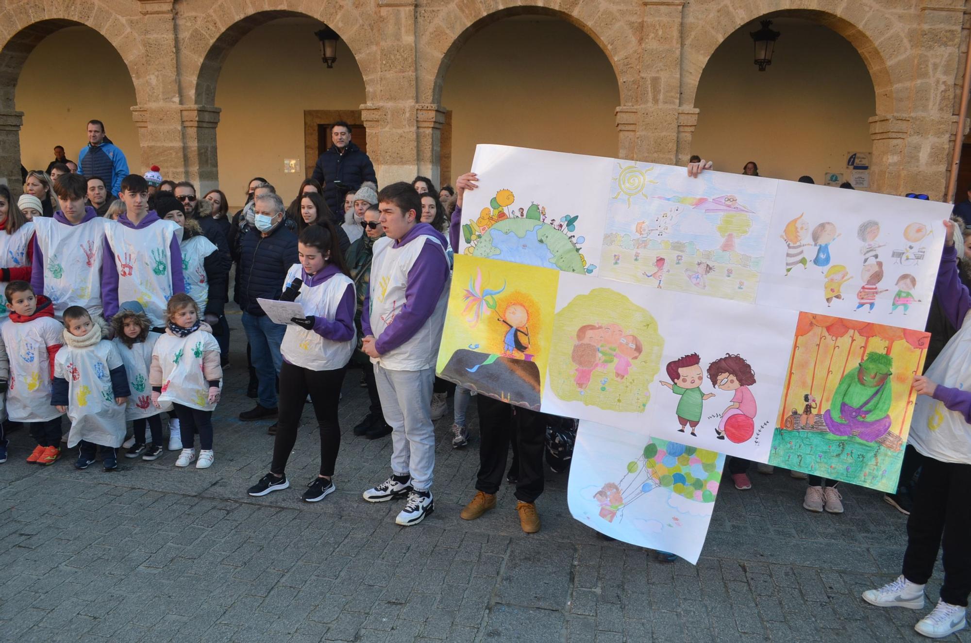 Alumnos y profesores del Virgen de la Vega de Benavente, juntos por la paz