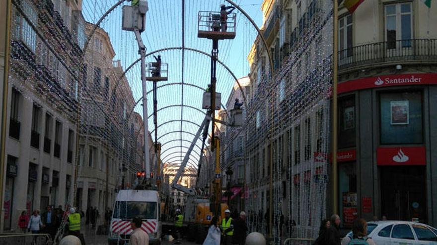 La calle Larios se prepara para encender su alumbrado navideño