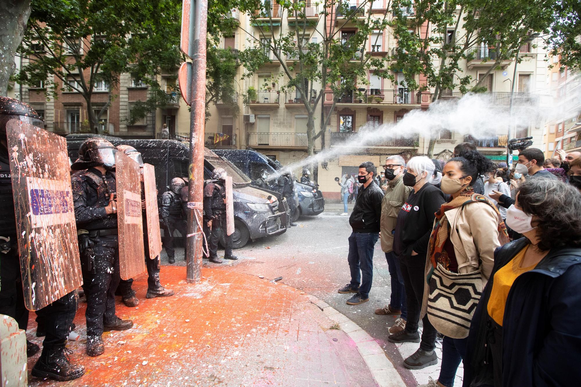 Càrrega policial i llançaments d'objectes i pintura en un desnonament a Barcelona
