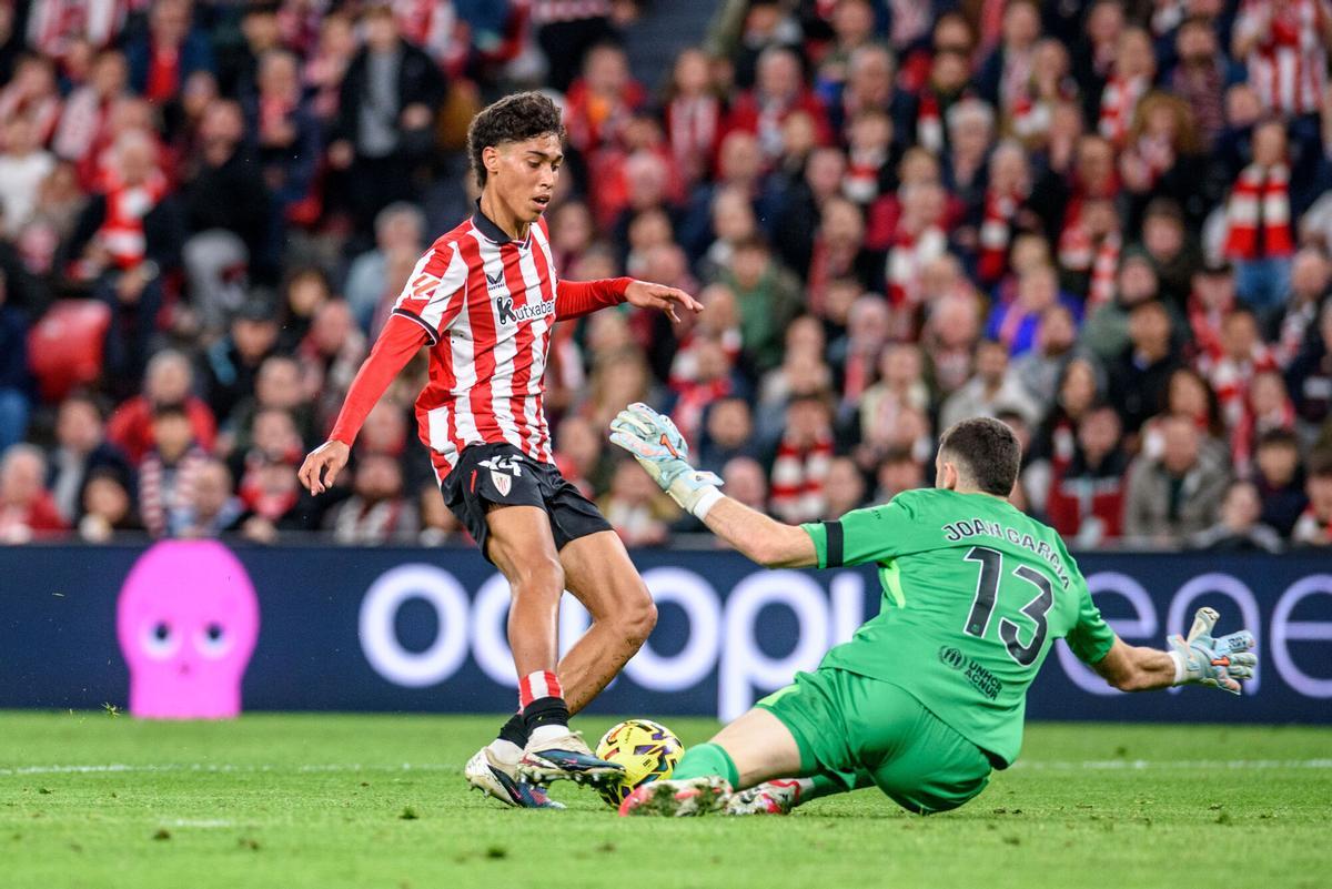 Joan Garcia sale a los pies de Selton durante el Athletic-Barça.