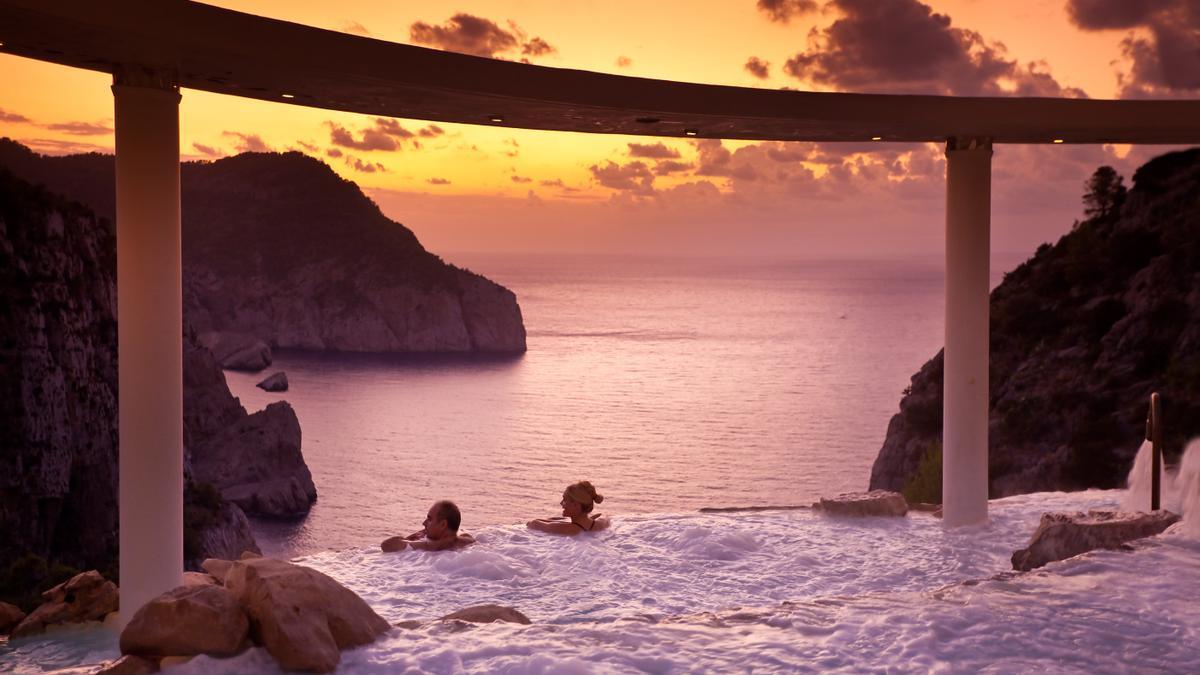 Puesta de sol desde las cascadas suspendidas en Na Xamena Ibiza