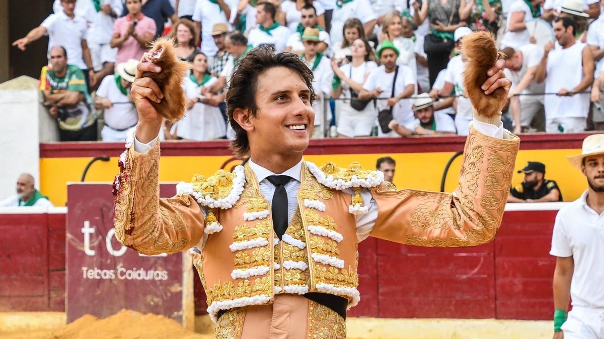 Roca Rey con las dos orejas de su primer toro en la tarde Huesca.