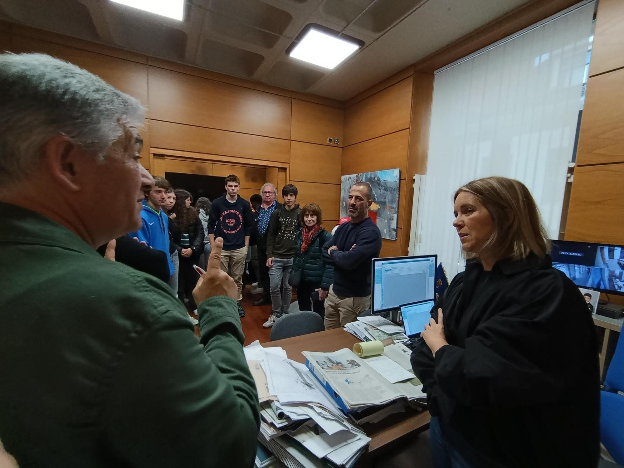 La visita de la Banda de Música del Conservatorio de Sabadell al Ayuntamiento de Siero, en imágenes