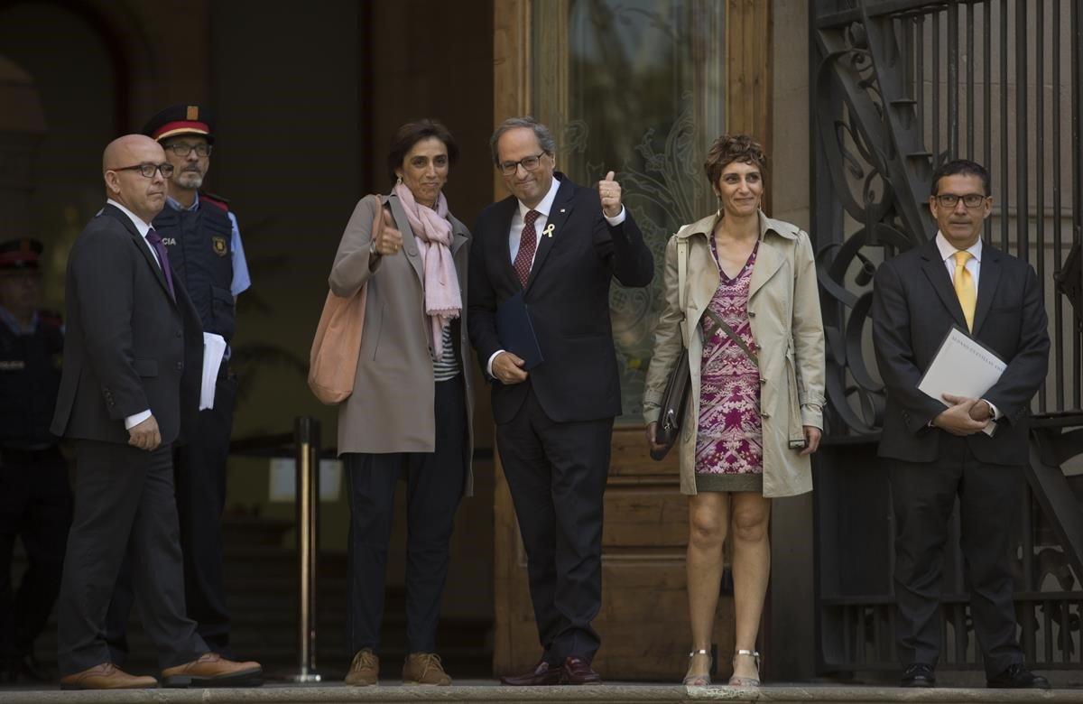 El presidente de la Generalitat, Quim Torra, arropado por su esposa, abogados,consellers y entidades soberanistas a su llegada al Tribunal Superior de Justicia de Catalunya (TSJC) para declarar como investigado por desobediencia, a raíz de la querella de la Fiscalía que le acusa de desoír la orden de la Junta Electoral de retirar la pancarta con el lazo amarillo del edificio del Palau de la Generalitat en la campaña de las elecciones generales del 28A.