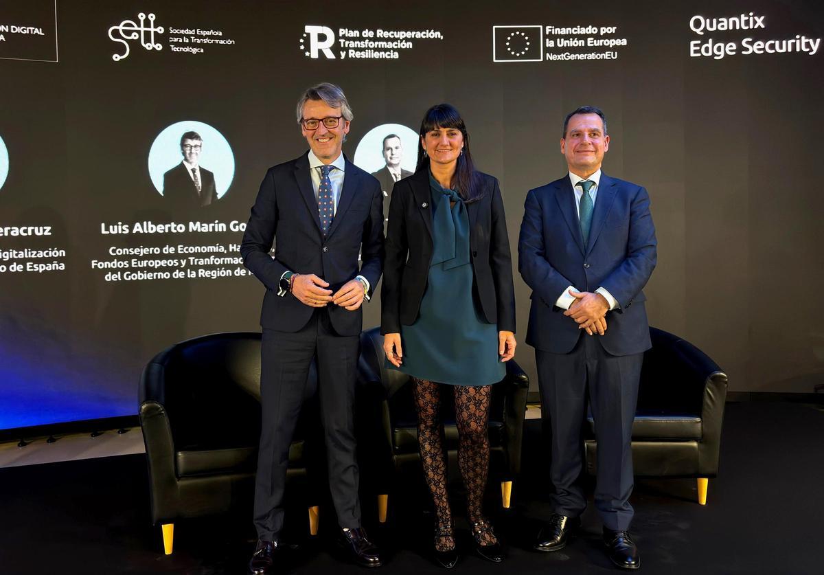 El consejero Luis Alberto Marín, la secretaria de Estado de Telecomunicaciones e Infraestructuras Digitales, María González Veracruz, y el presidente de Quantix, José Trigueros, este viernes en Murcia.