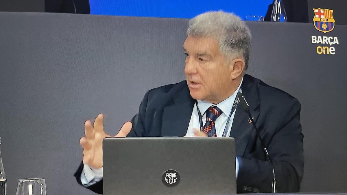 Joan Laporta habla en la asamblea extraordinaria sobre Nike
