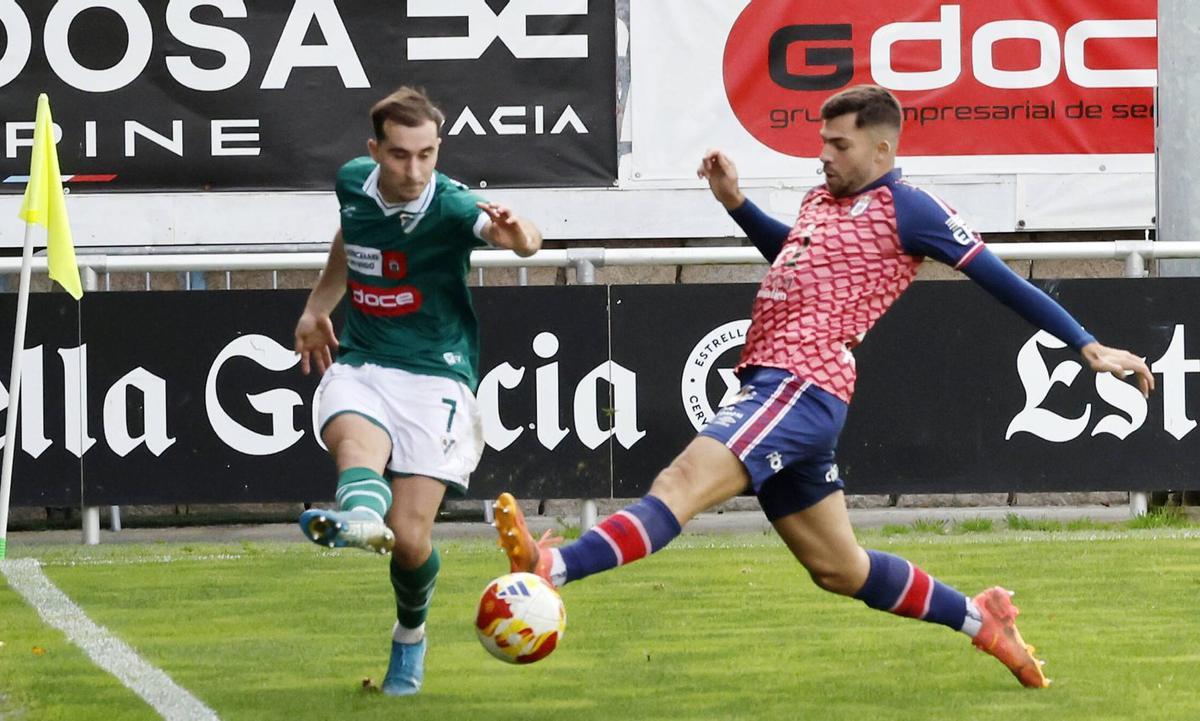 Mateo golpea el balón durante el partido de la primera vuelta con el Ávila.