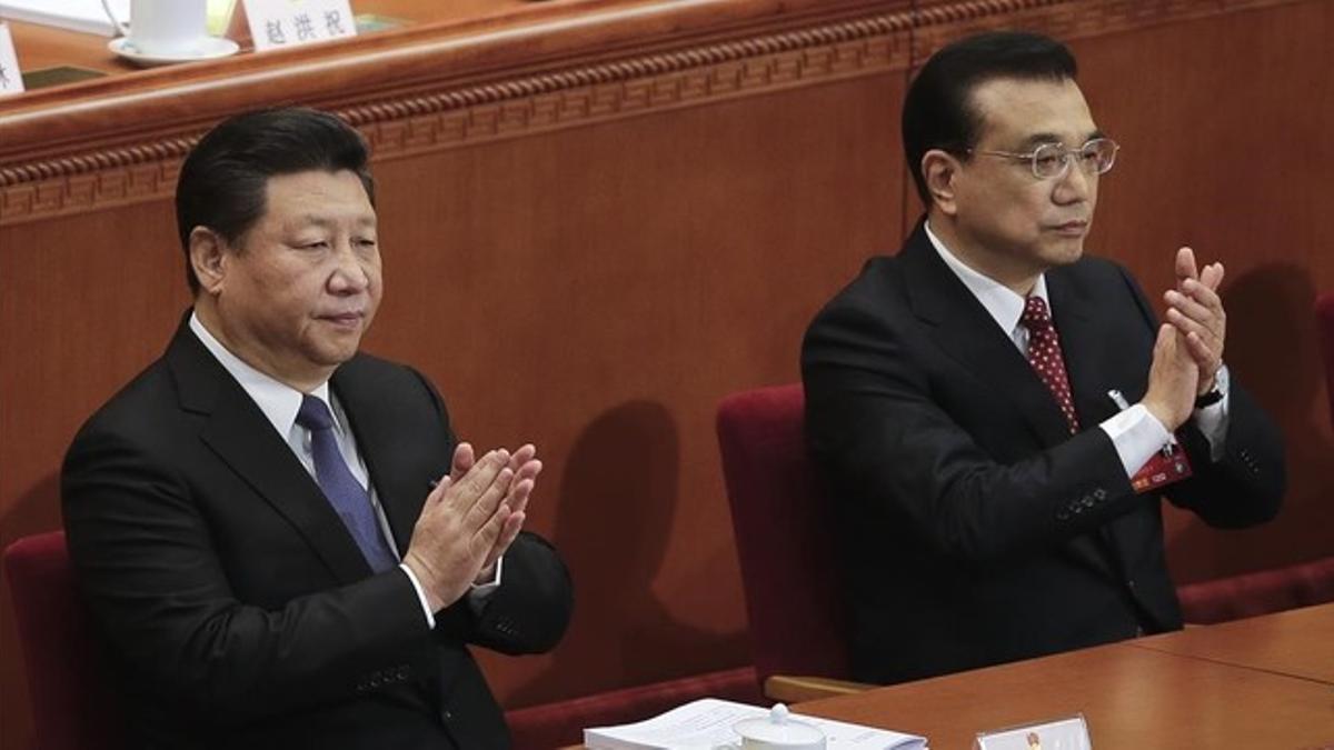 El presidente de China, Xi Jinping (izqueirda), junto al primer ministro, Li Keqiang, durante la apetura del Congreso Nacional del Pueblo.