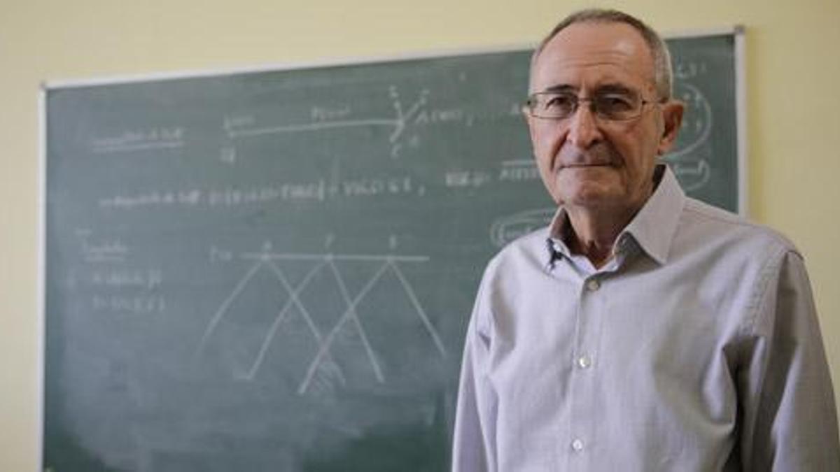 Ramon Lapiedra, ante la pizarra de su despacho como catedrático de Física en el campus de Burjassot.