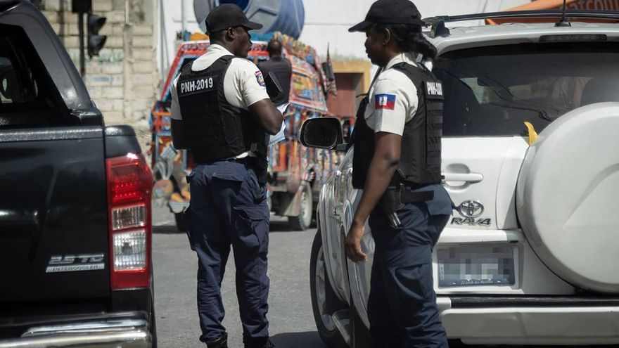 Agentes de Policía de Haití en la capital, Puerto Príncipe.