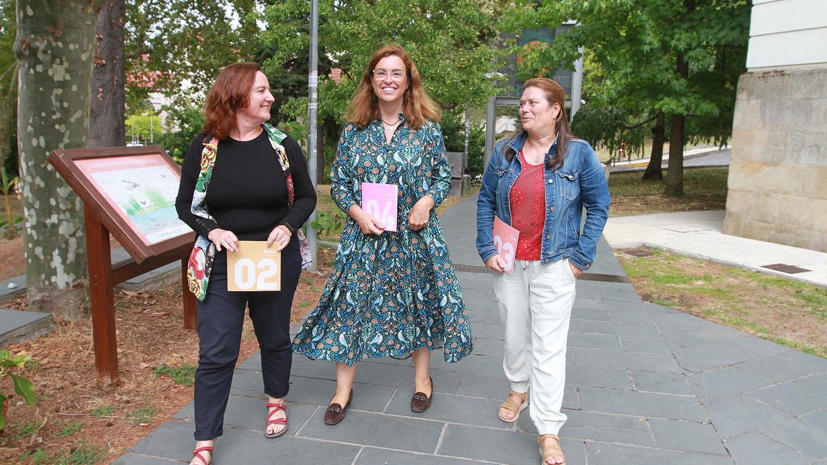Las tres investigadoras, en el Paseo da Igualdade del Campus de Ourense.