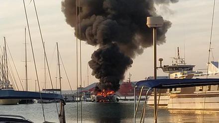 Un incendio destruye un catamarán en el puerto de Palma.