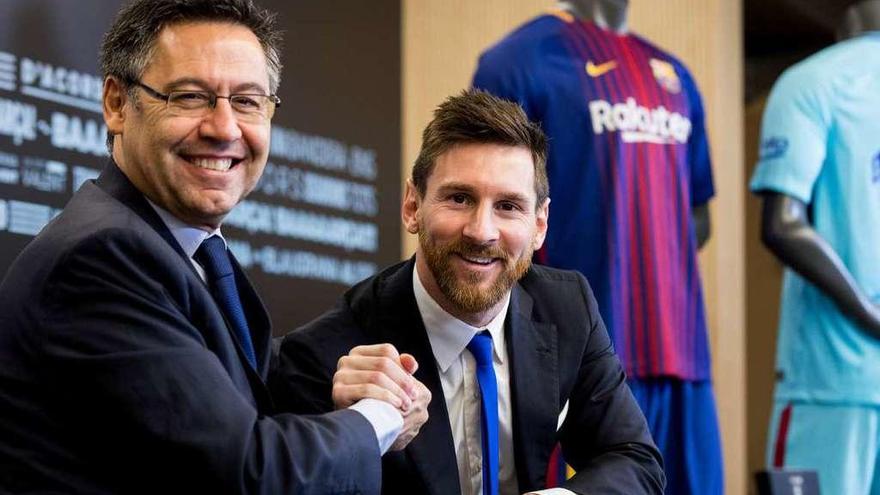 El presidente del club azulgrana, Josep María Bartomeu con el astro argentino que firmó su octava renovación.