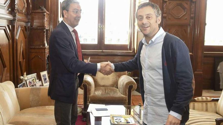 José Manuel García y Xulio Ferreiro se saludan durante una reunión en el Concello.