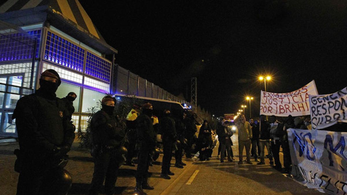 Protesta ante el Centro de Internamiento de Extranjeros (CIE) de la Zona Franca, el pasado enero.