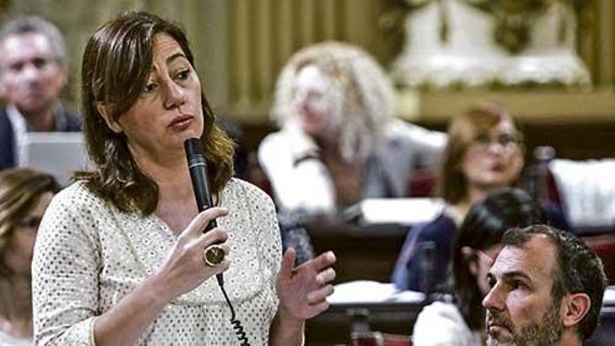 Francina Armengol, contestando una pregunta sobre los contratos a Garau en el Parlament bajo la atenta mirada de Barceló.