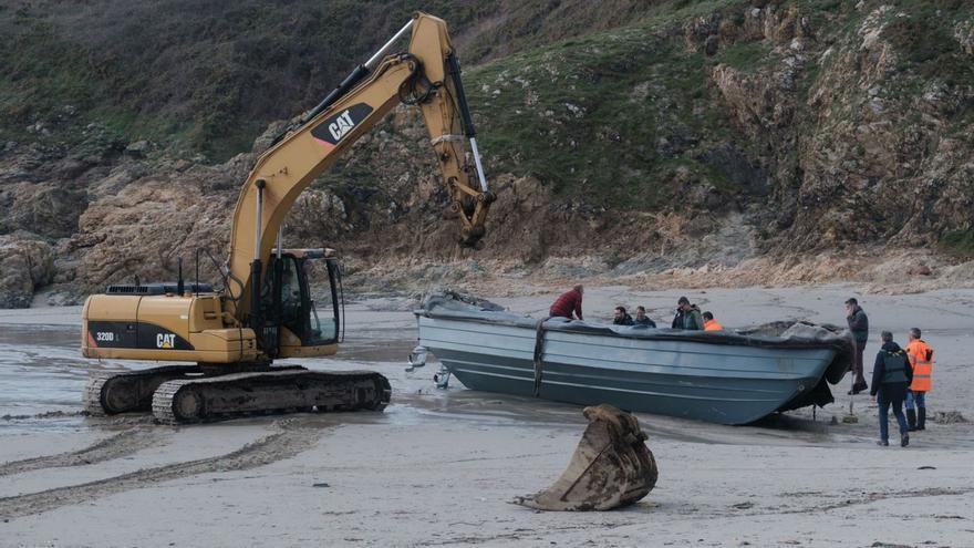 Aparece una planeadora con cuatro motores en una playa de Muxía