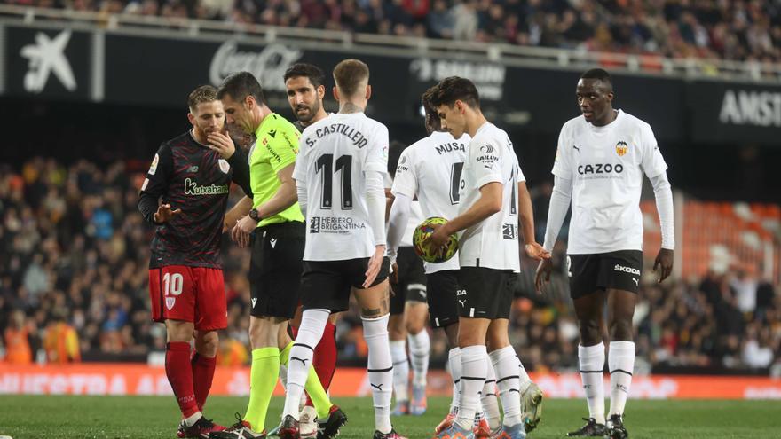 Situación límite en Mestalla (1-2)