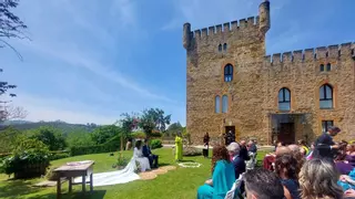 Una boda de cuento en Asturias, con castillo y entre un mar de verde y flores