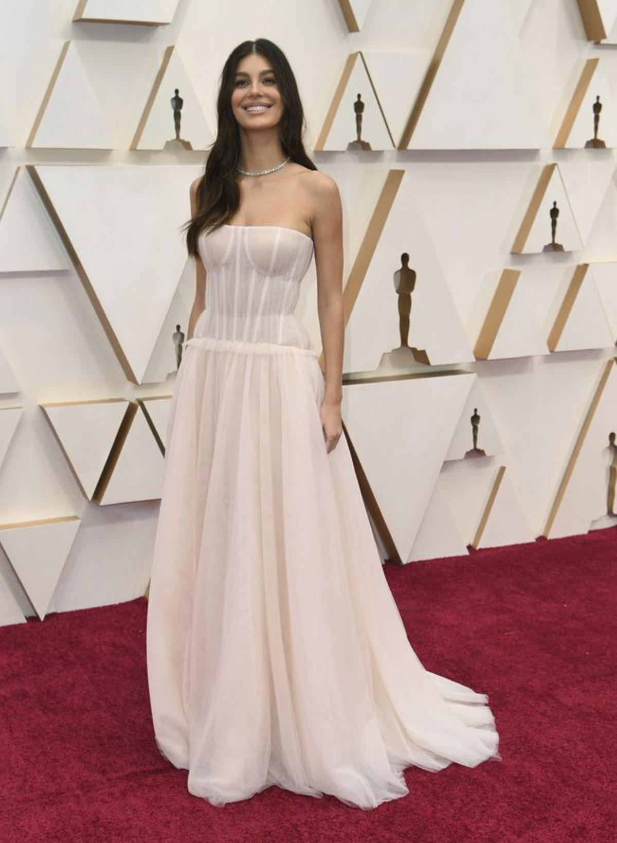 Camila Morrone con vestido de Carolina Herrera en la alfombra roja de los Oscar