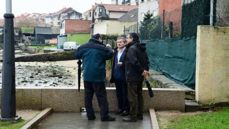 Fervenza (de frente) en una visita a la zona del paseo con técnicos de Costas.  // G.N.