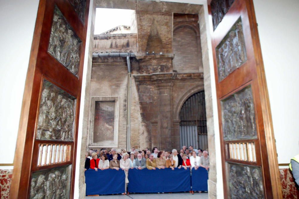 Inauguración de las puertas de bronce de la Basílica en 2005